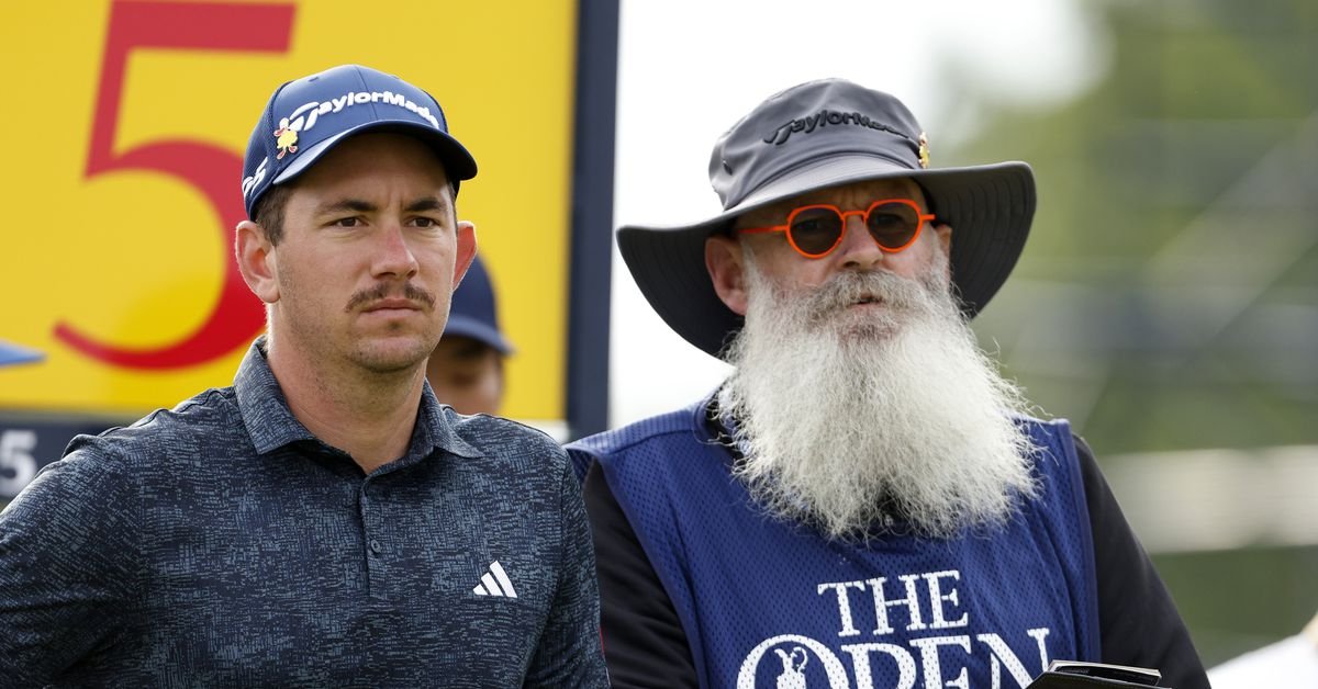 LIV Golf Adelaide voit une bouteille d'eau de fusée de fan de la tête d'un caddie