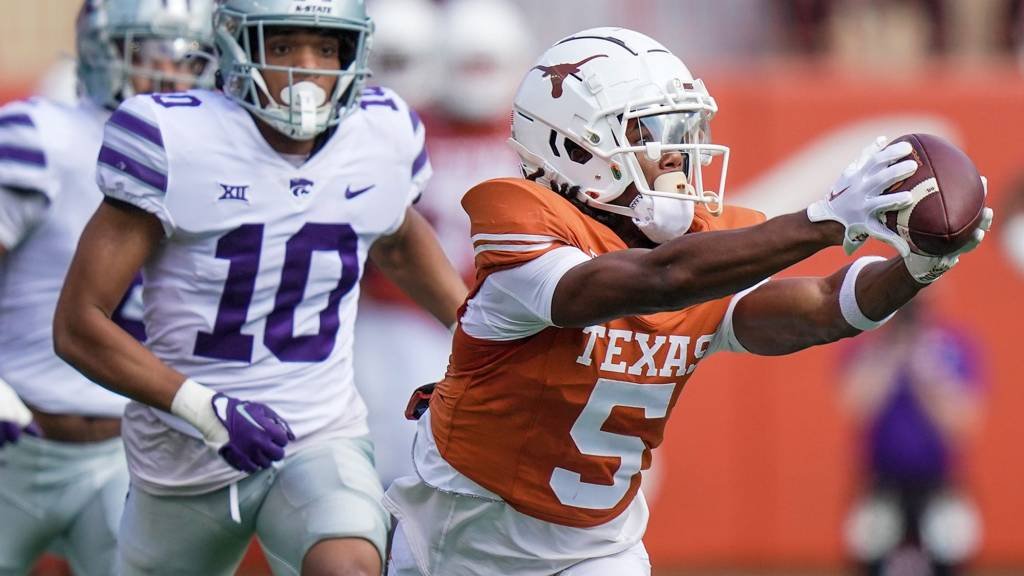 Les Colts d'Indianapolis sélectionnent le Texas WR Adonai Mitchell.  Note : B+