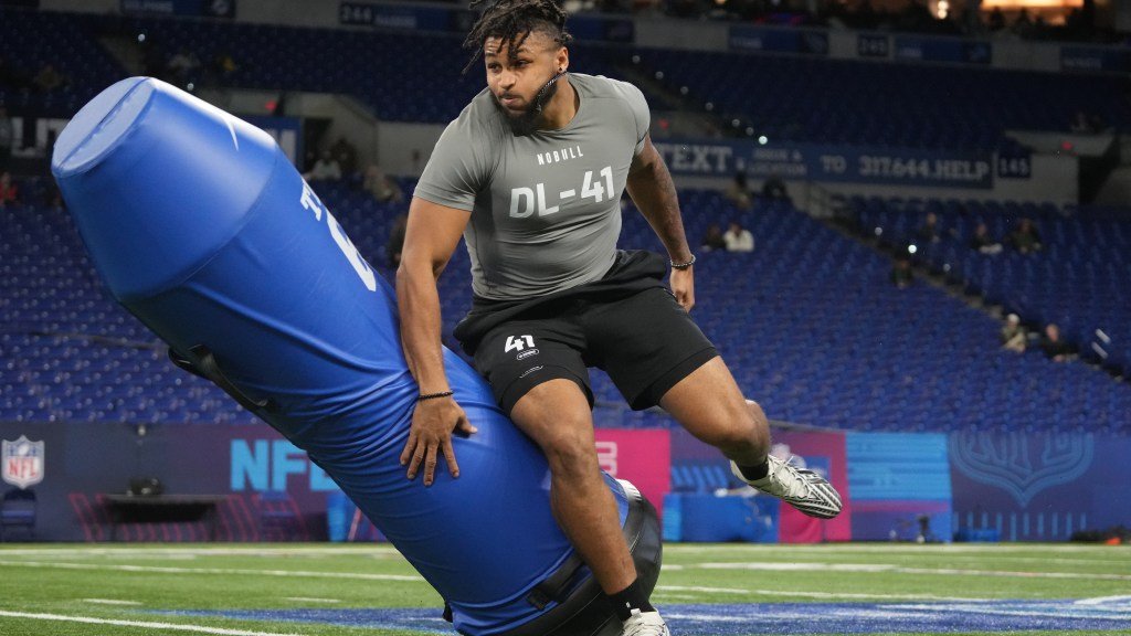 Les Cowboys de Dallas sélectionnent Western Michigan DL Marshawn Kneeland.  Note : A+