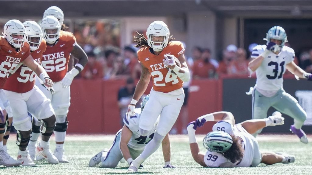 "Les Panthers de la Caroline sélectionnent le Texas RB Jonathon Brooks".  Note : B+