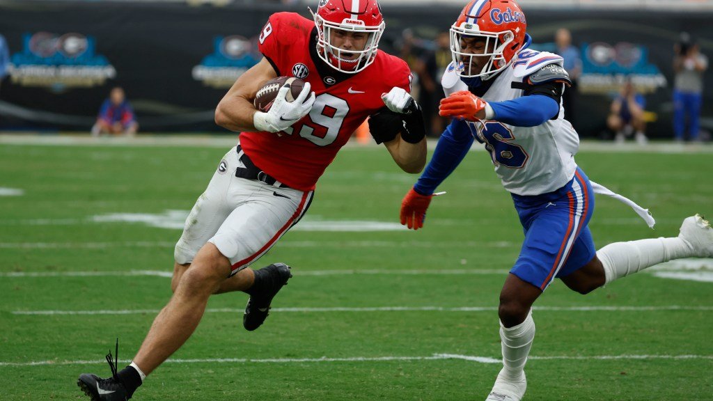 Les Raiders de Las Vegas sélectionnent Georgia TE Brock Bowers.  Catégorie B