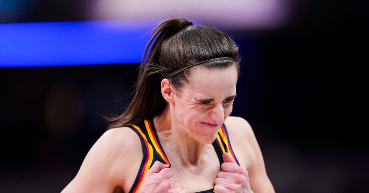 Caitlin Clark essaie de se donner de la grâce lors d'une première semaine difficile en WNBA