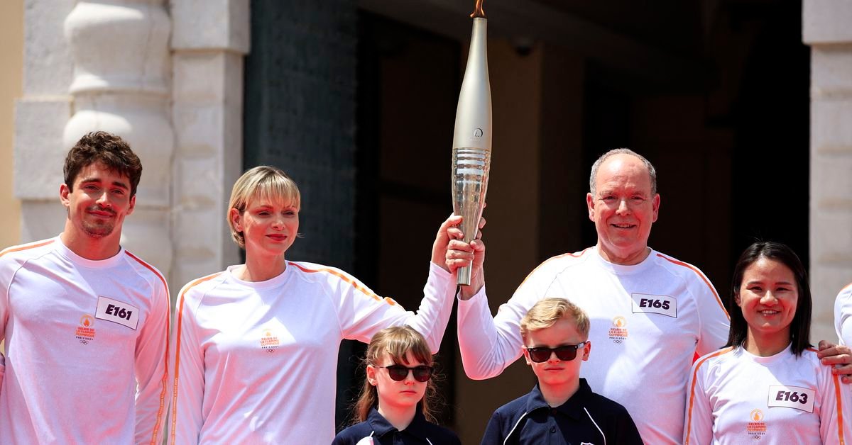 Charles Leclerc rejoint le relais de la flamme olympique avant les Jeux d'été de Paris