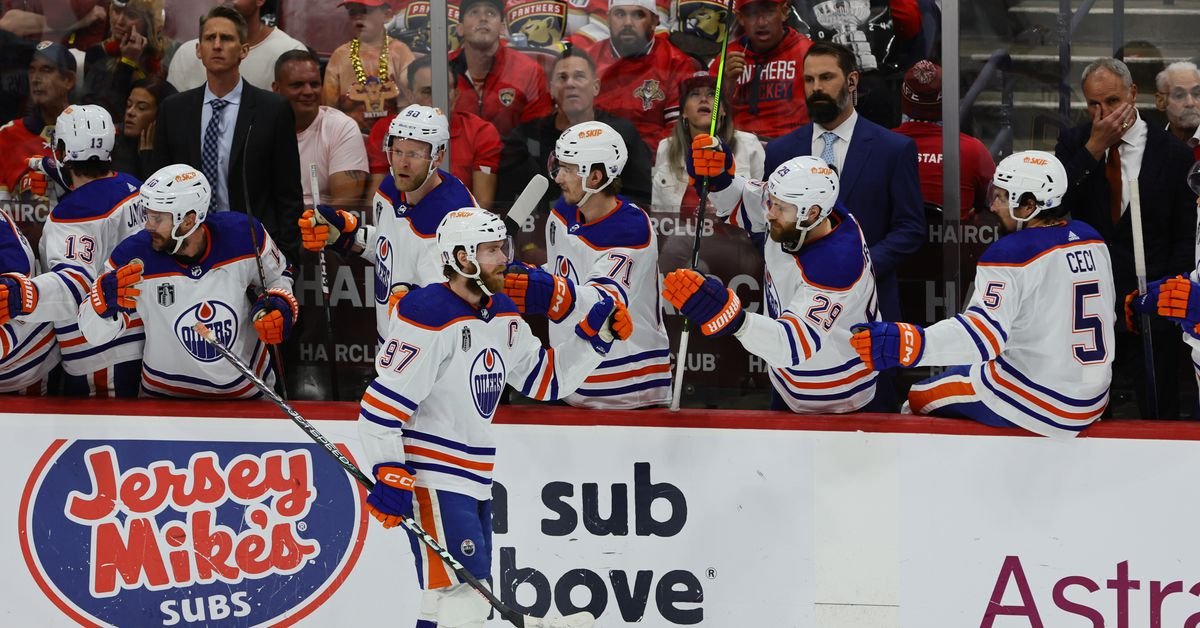 Connor McDavid entre dans l'histoire de la LNH alors que les Oilers battent la Floride pour forcer le sixième match