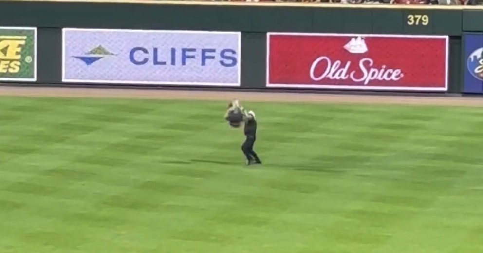 Un fan des Reds prend d'assaut le terrain, fait un backflip et est immédiatement tagué dans une scène chaotique