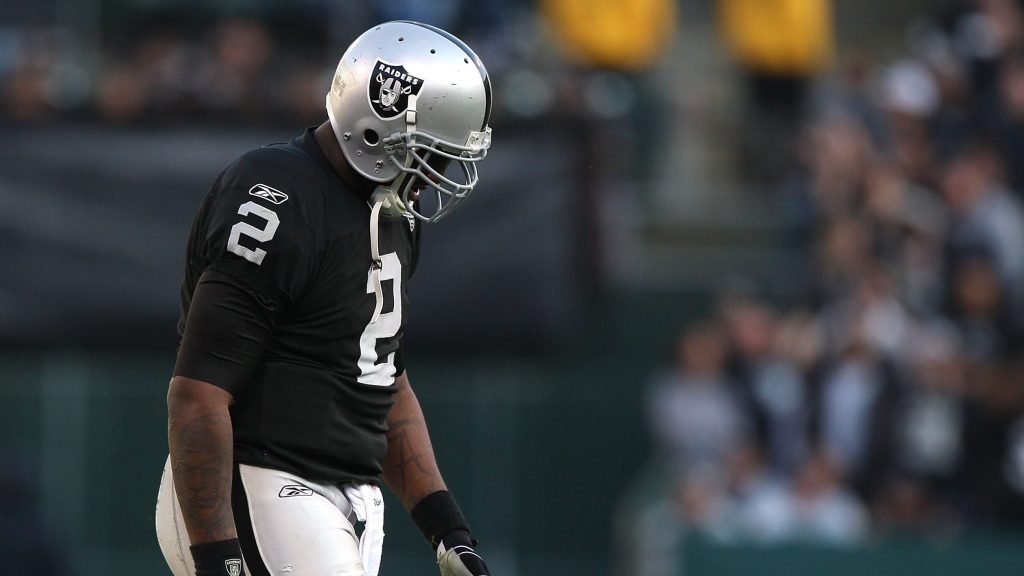 JaMarcus Russell, ancien repêché de la NFL, poursuivi en justice pour don à l'école