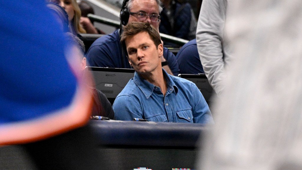 Tom Brady assiste au match de la NBA à Dallas la veille de Thanksgiving