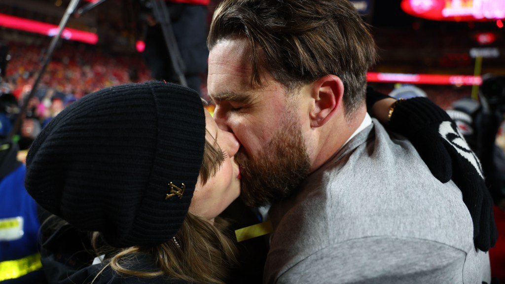 Un baiser de fête entre Taylor Swift et BF Travis Kelce